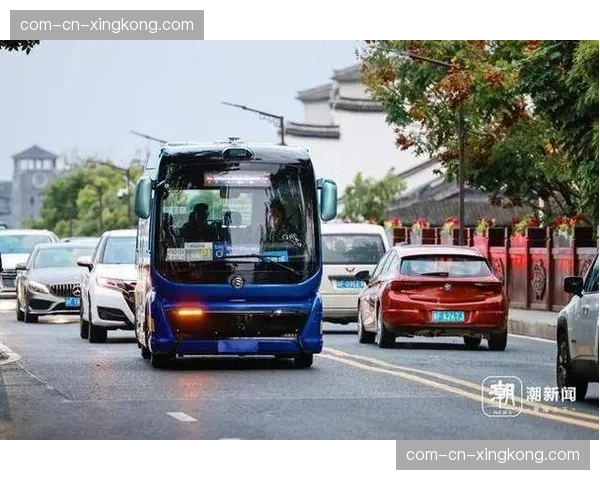 自动驾驶接驳车的品牌化包装成为了现场展示的一道风景线